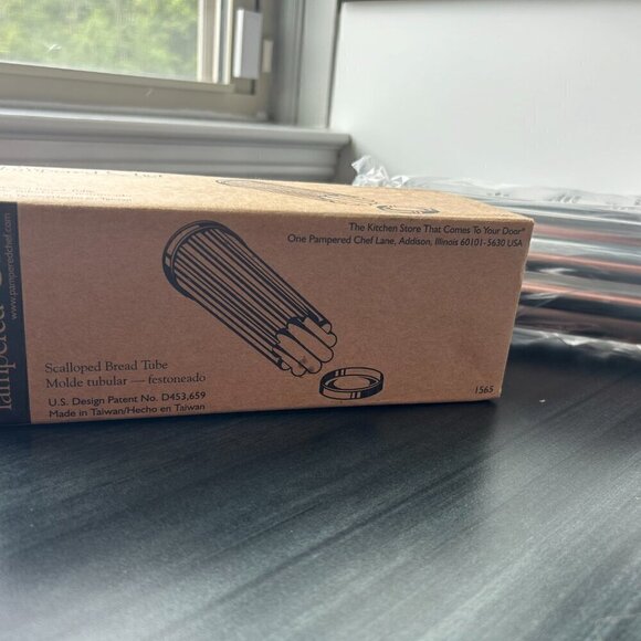 Pampered Chef Scalloped Bread Tube 9.4 x 3.4 x 3.4 inches NWT - Picture 2 of 2